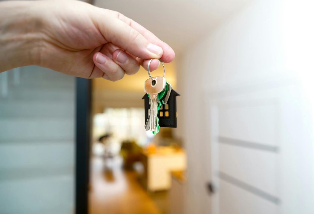 ingatlaneladas-adomentesen