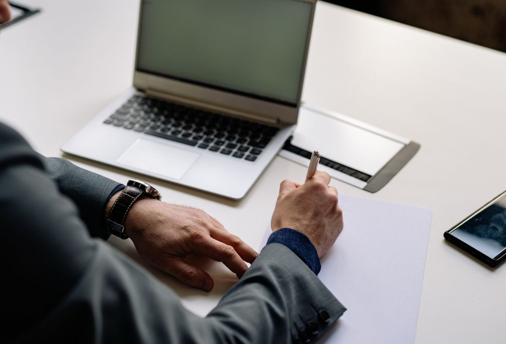 minimalber-utani-tamogatas